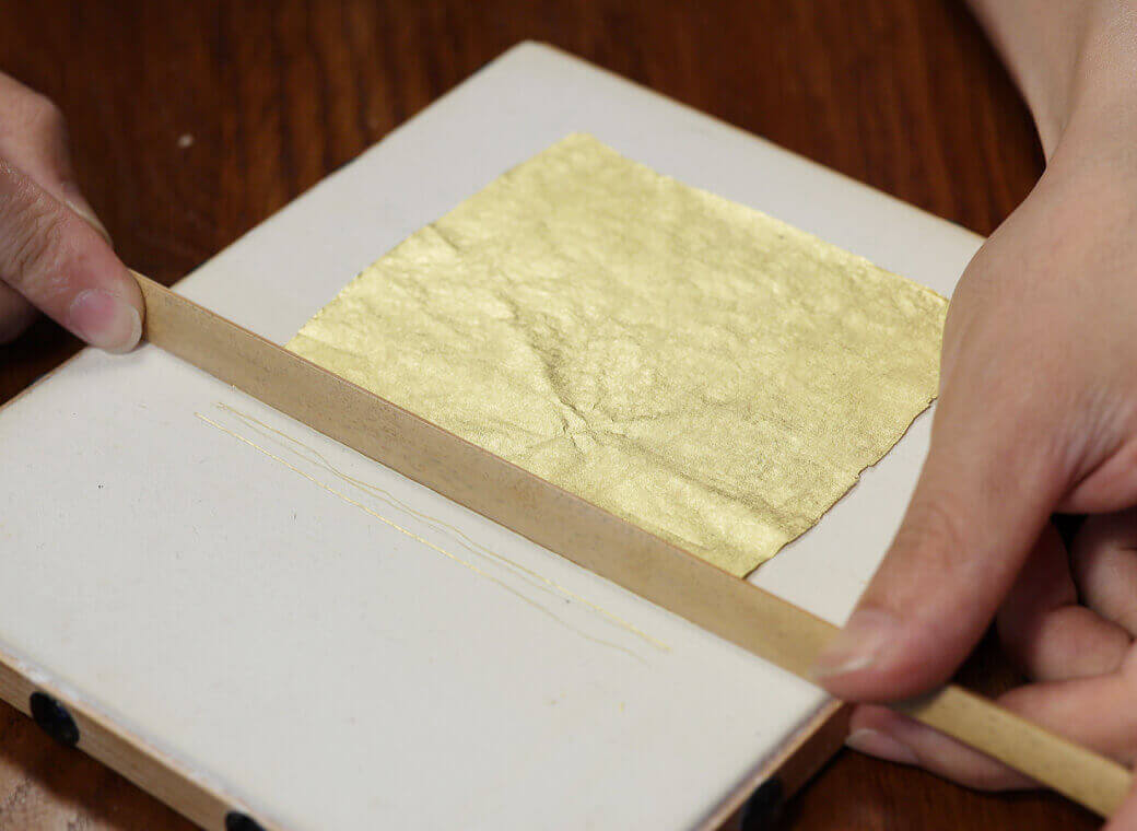 截金の作業の様子